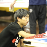 真剣な眼差しでボートの整備を行う黒野選手