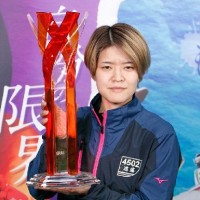 G2レディースチャレンジカップのトロフィーを持つ遠藤エミ選手