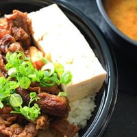 「肉めし屋」の「牛すじ丼」