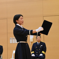 誓いの言葉を述べる三嶌こころ養成員