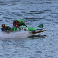 水上を走る仲道大輔選手の姿