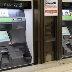 アタリ舟券は払戻機で現金に交換、ハズレ舟券は紙切れに