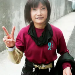 レース後Vサインで笑顔の日高逸子選手