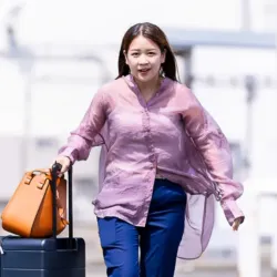 私服姿でレース会場入りする姿も