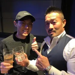 義兄の佐藤慎太郎と写真を撮る桐生