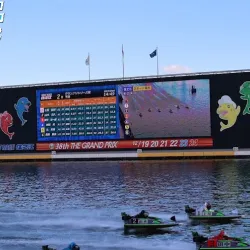 電光掲示板やスタンドが横風をガード