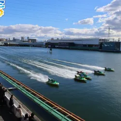 スタンド席だけでなく観客席も人がたくさん