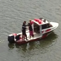 初勝利の水神祭でパフォーマンスをする佐藤