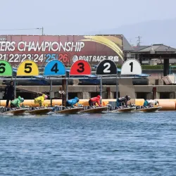 ボートに乗りレースへ出走する選手たち
