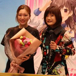 尊敬する日高逸子さんに祝福され涙を浮かべる西橋