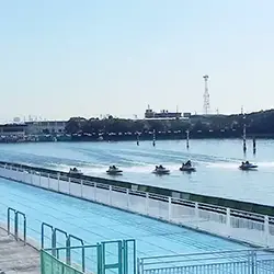 静水面で知られるボートレース多摩川