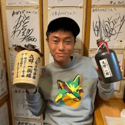 弟子の藤原から贈られたお酒を喜ぶ丸野一樹