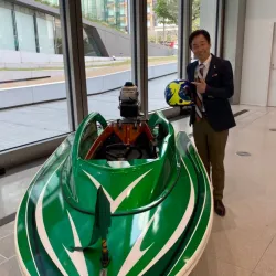 現役時代の不死鳥ヘルメットを持つ植木通彦