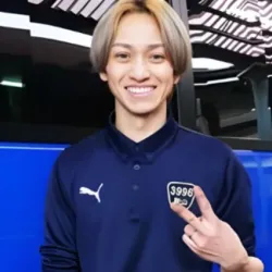 笑顔でポーズをする秋山直之