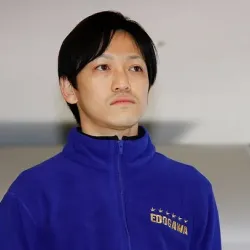 他の人のインタビューを見ている秋山直之