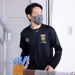 調整に取り掛かろうとする秋山直之