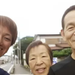 金井夫婦と一緒の秋山直之