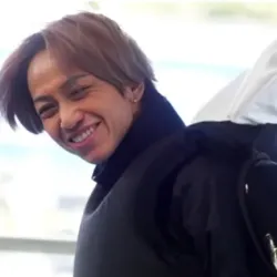 ファンに笑顔で応える秋山直之