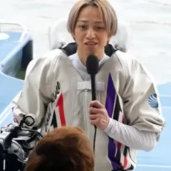 囲み取材に対応する秋山直之