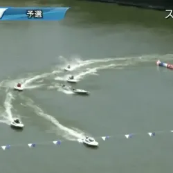 水面へと顔を上げた川井萌に迫る後続艇