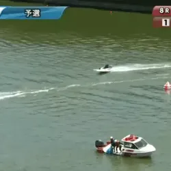 救助艇に救助される川井萌