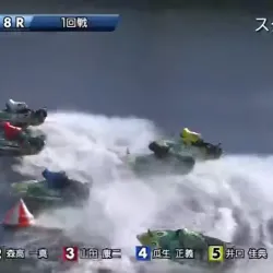 逃げる白井に山田と瓜生が迫る