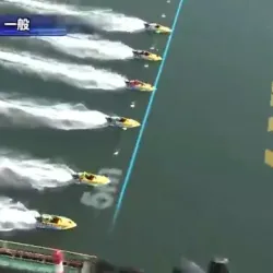 スタートは内側から4艇が横一線でビッシリ揃った