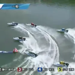 4コースに進入しインからトップを狙う前原