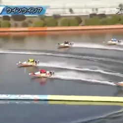 バックストレートで郷原を追う板倉と宇土