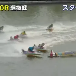 第2ターンマークで後続を離す荒川と内山の2艇