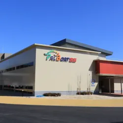 屋外には場外舟券場の「PALBOAT宮島」も