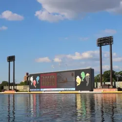 周りはコンクリートで固めている