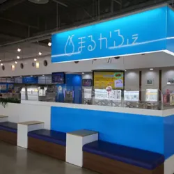 軽食やドリンクが楽しめる「まるかふぇ」